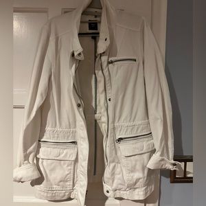 GAP Utility jacket in white. Concealed waist pull with zipper pockets.